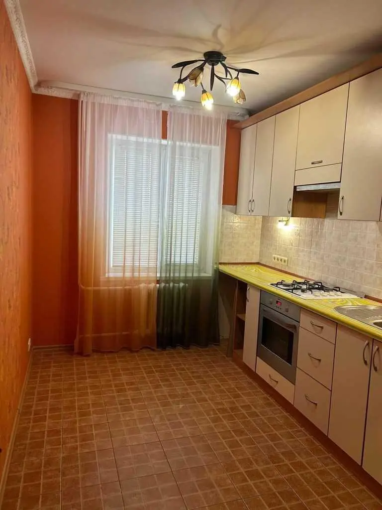 Трикімнатна квартира в Карлівці